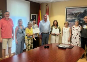 Cabrerizos reparte los 1.000€ recaudados en la paella solidaria entre la Junta Local de la AECC y la Asociación Parkinson Salamanca