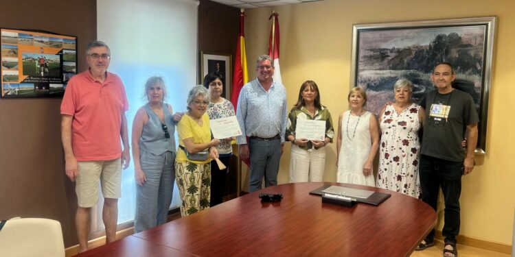 Cabrerizos reparte los 1.000€ recaudados en la paella solidaria entre la Junta Local de la AECC y la Asociación Parkinson Salamanca