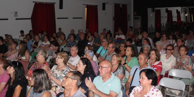 Emoción y humor en la celebración del Día de los Abuelos de Castellanos de Moriscos
