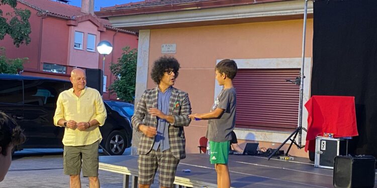 La magia y el humor de Miguel de Lucas desatan las risas del público en Monterrubio