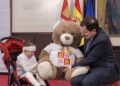 Mañueco recibe a Javi Gallo, el primer niño de Castilla y León con piel de mariposa en probar el nuevo tratamiento para aliviar su enfermedad