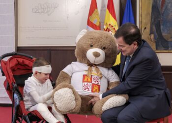 Mañueco recibe a Javi Gallo, el primer niño de Castilla y León con piel de mariposa en probar el nuevo tratamiento para aliviar su enfermedad