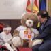 Mañueco recibe a Javi Gallo, el primer niño de Castilla y León con piel de mariposa en probar el nuevo tratamiento para aliviar su enfermedad