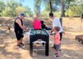 Niños y papás se divierten en los juegos deportivos de las aventuras en la Isla del Soto
