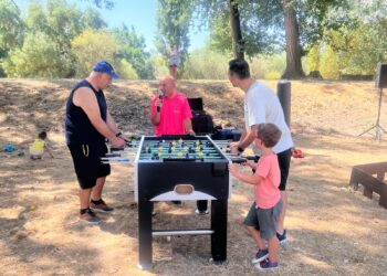 Niños y papás se divierten en los juegos deportivos de las aventuras en la Isla del Soto