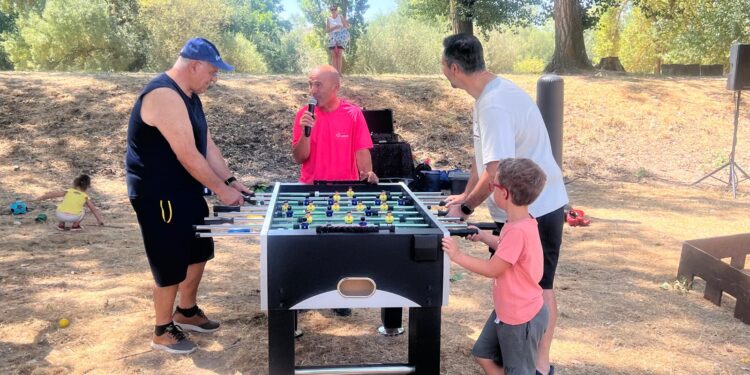 Niños y papás se divierten en los juegos deportivos de las aventuras en la Isla del Soto