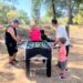 Niños y papás se divierten en los juegos deportivos de las aventuras en la Isla del Soto