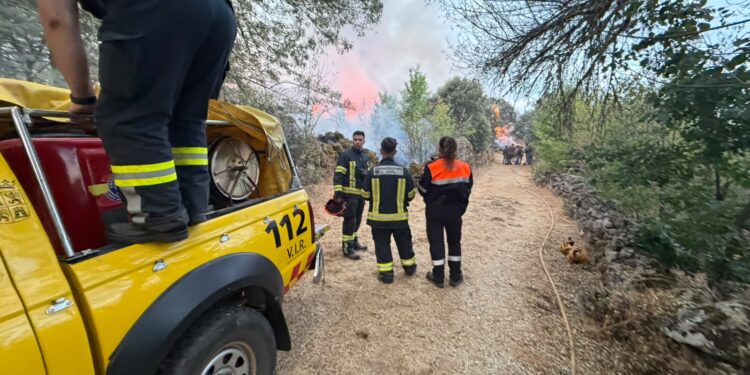 La Agrupación de Voluntarios de Protección Civil de Santa Marta colabora en la extinción del incendio de Fermoselle