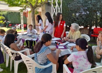 Una quincena de niños participa en el campamento urbano de verano de Cruz Roja en Santa Marta