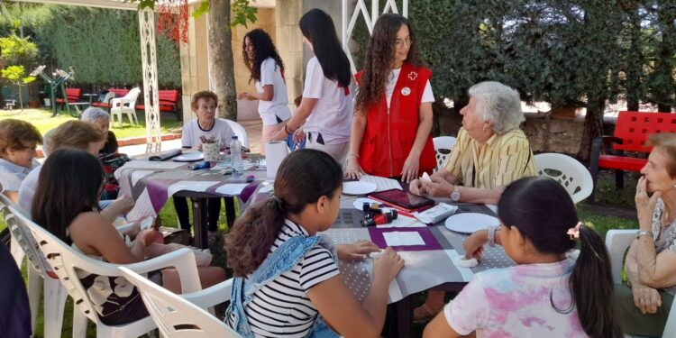 Una quincena de niños participa en el campamento urbano de verano de Cruz Roja en Santa Marta