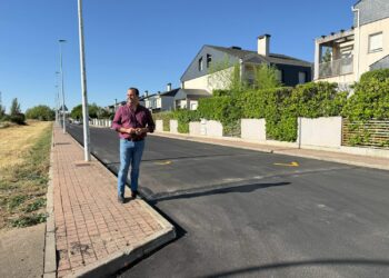 La inversión de 50.000€ renueva la pavimentación de las tres calles centrales de la urbanización Átyka