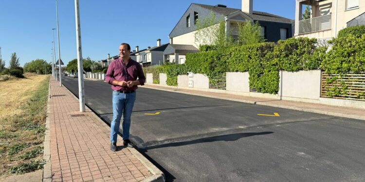 Una inversión de 50.000€ permite renovar la pavimentación de las tres calles centrales de la urbanización Átyka