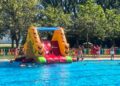 Divertida tarde de agua y chapuzones en los hinchables acuáticos de las piscinas municipales