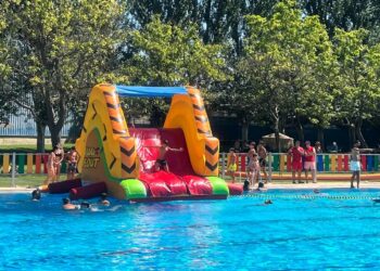Divertida tarde de agua y chapuzones en los hinchables acuáticos de las piscinas municipales