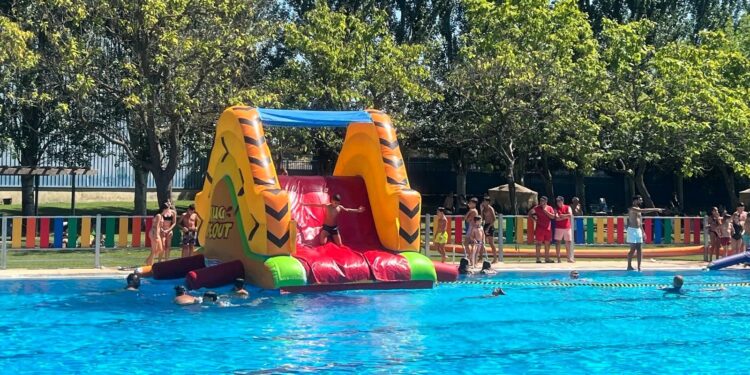 Divertida tarde de agua y chapuzones en los hinchables acuáticos de las piscinas municipales