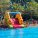 Divertida tarde de agua y chapuzones en los hinchables acuáticos de las piscinas municipales