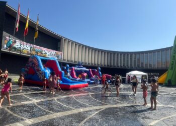 Chapuzones en los hinchables de agua y 800 flases para refrescar a los más pequeños de Santa Marta