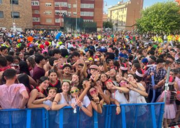 Estalla la fiesta en Santa Marta: las peñas llenan la Plaza de España de color y alegría en el chupinazo