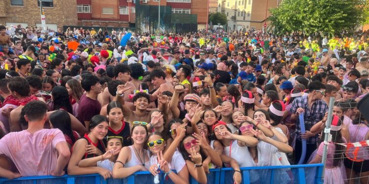 Estalla la fiesta en Santa Marta: las peñas llenan la Plaza de España de color y alegría en el chupinazo