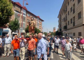 Santa Marta honra a su patrona en el día grande de las fiestas con la tradicional misa y la procesión por las calles