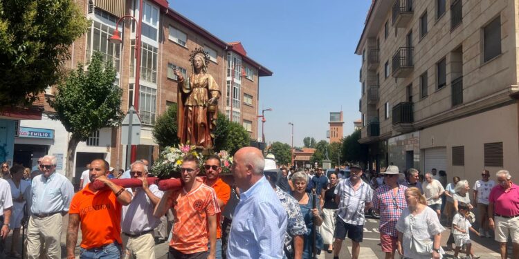 Santa Marta honra a su patrona en el día grande de las fiestas con la tradicional misa y la procesión por las calles