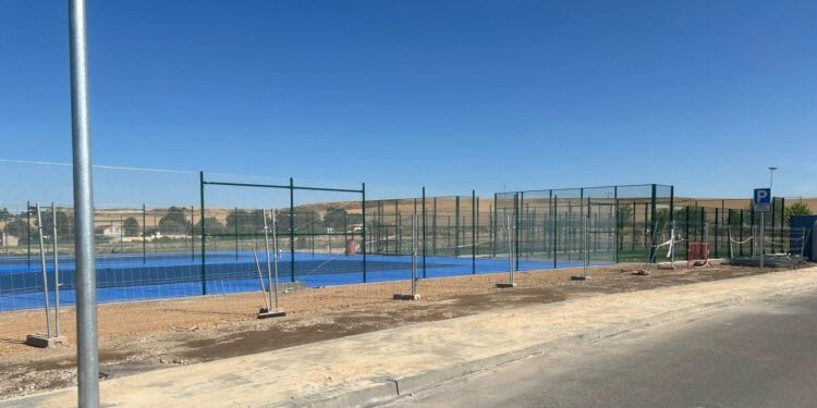 La primera fase del complejo deportivo El Salinar ya está terminada con las nuevas pistas de tenis y pádel