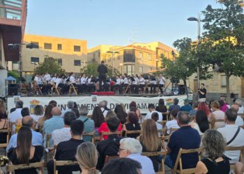Los vecinos disfrutan de una noche musical con las bandas de Villamayor y de Ribadeo
