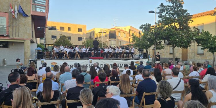 Los vecinos disfrutan de una noche musical con las bandas de Villamayor y de Ribadeo