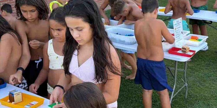 La piscina de Santa Marta se llena de piezas LEGO y retos para disfrutar de una tarde diferente