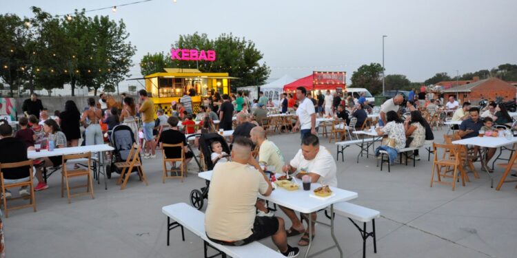 La comida callejera de las food trucks vuelve a Aldeatejada para ambientar las noches de verano