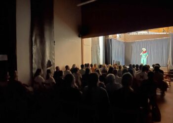 Aldeatejada se ríe de sí misma: Alberto Cabrillas reúne a un centenar de vecinos con ‘De pueblo sí, pueblerino no’