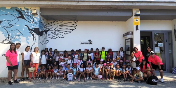 El campamento infantil de Guijuelo visita Santa Marta para explorar la Isla del Soto