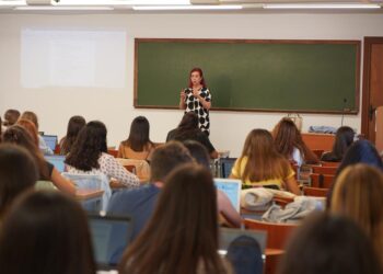 Cuatro cursos gratuitos sobre IA y herramientas digitales en Salamanca con becas de hasta 1.050 euros al mes