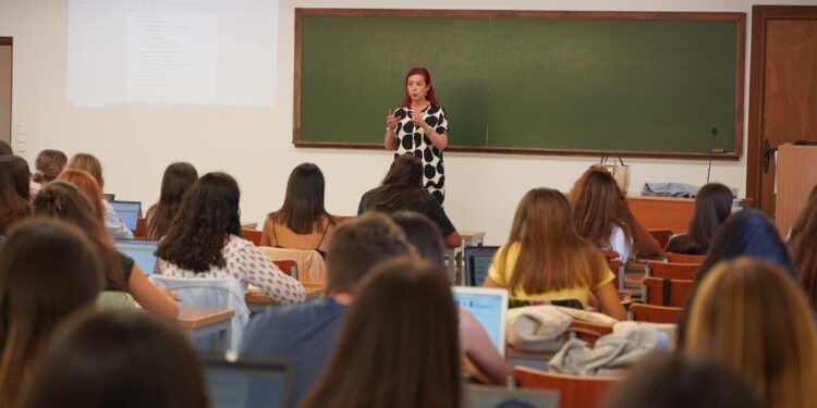 Cuatro cursos gratuitos sobre IA y herramientas digitales en Salamanca con becas de hasta 1.050 euros al mes