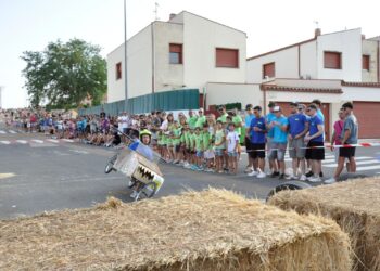 Los ‘autos locos’ desatan la diversión y el ingenio en las fiestas de Doñinos