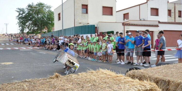 Los ‘autos locos’ desatan la diversión y el ingenio en las fiestas de Doñinos