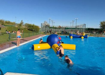 Los juegos acuáticos ponen la diversión en las piscinas de Aldeatejada durante la III Semana Cultural