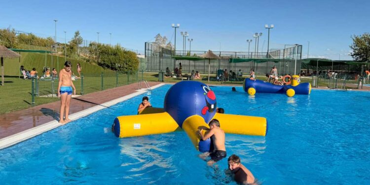 Los juegos acuáticos ponen la diversión en las piscinas de Aldeatejada durante la III Semana Cultural