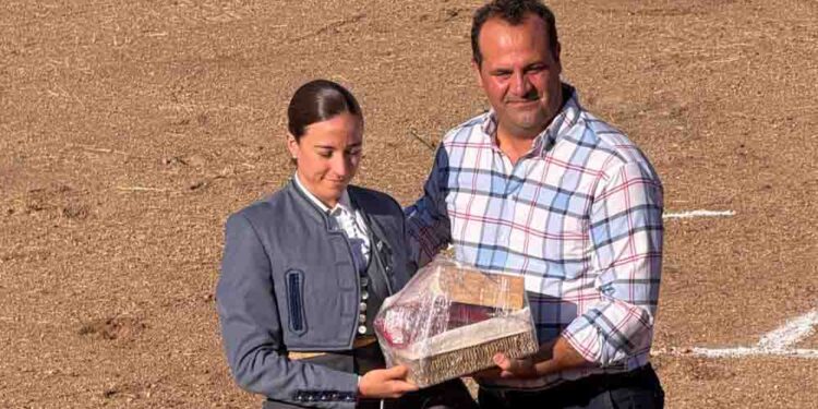 Raquel Martín deja su sello en La Vellés y brinda un novillo al alcalde de Santa Marta