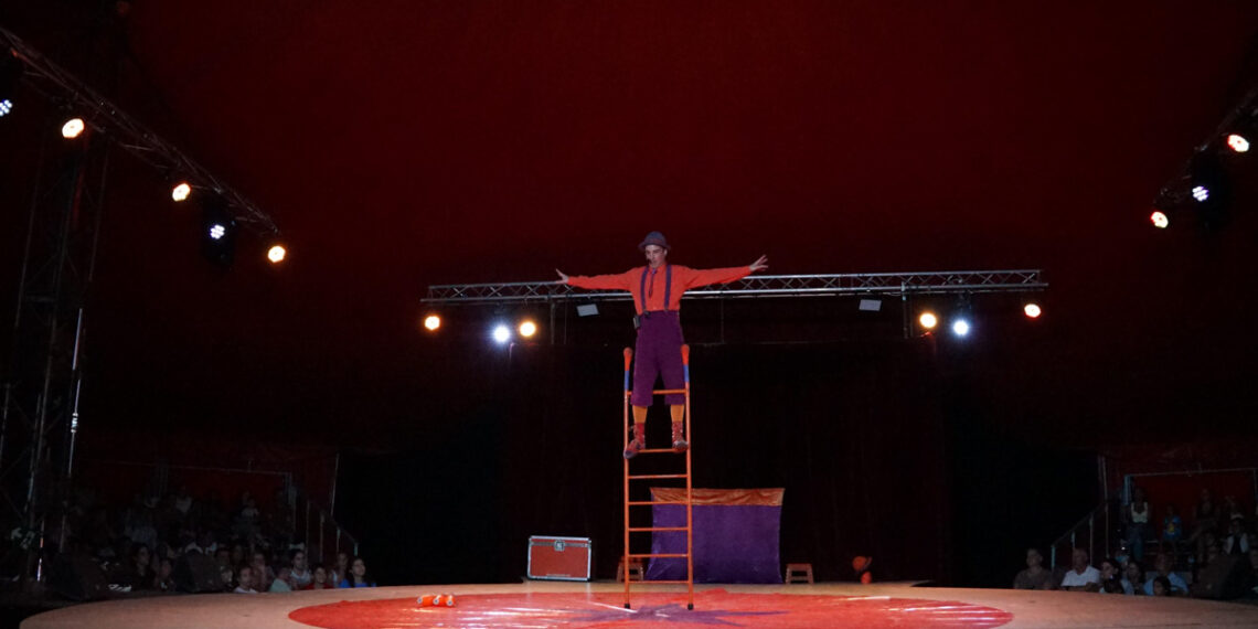 Volatiritormes vuelve a llenar su gran carpa con una noche de equilibrios y malabares