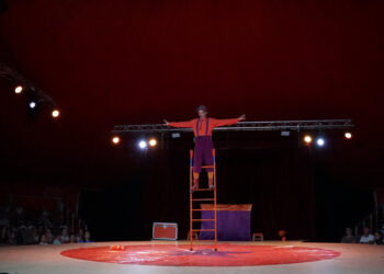 Volatiritormes vuelve a llenar su gran carpa con una noche de equilibrios y malabares