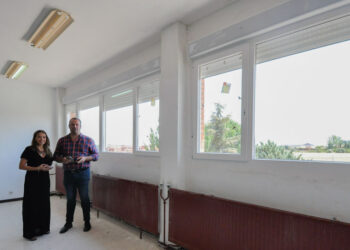 Santa Marta avanza en la mejora del colegio Miguel Hernández con nuevas ventanas para reforzar su aislamiento