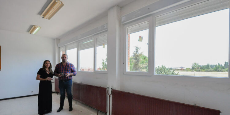 Santa Marta avanza en la mejora del colegio Miguel Hernández con nuevas ventanas para reforzar su aislamiento