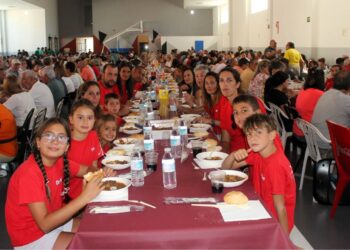 Villares reparte 1.200 raciones de caldereta en la comida solidaria de las Fiestas de Fin de Verano