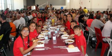 Los vecinos de Villares degustan las 1.200 raciones de caldereta en las Fiestas de Fin de Verano