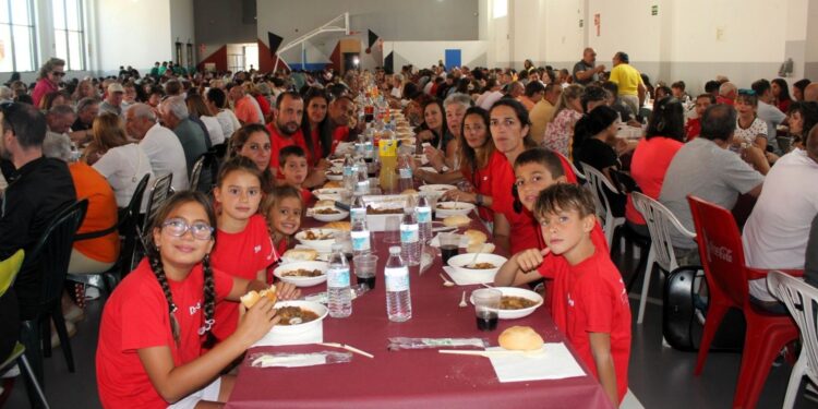 Los vecinos de Villares degustan las 1.200 raciones de caldereta en las Fiestas de Fin de Verano