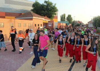 El recorrido de peñas pone el broche a la Semana de la Juventud y llena de ambiente festivo Carbajosa