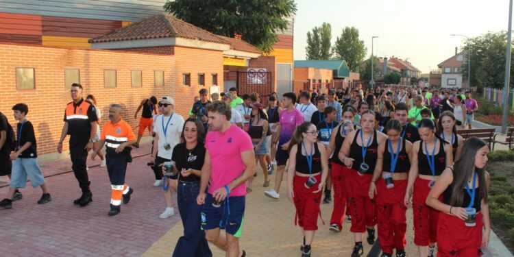 El recorrido de peñas pone el broche a la Semana de la Juventud y llena de ambiente festivo Carbajosa