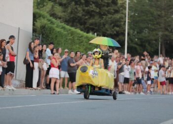 La divertida carrera de Autos Locos de Carbajosa reúne a 3.500 personas