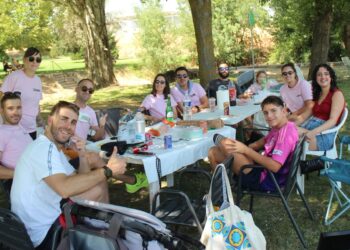 Los vecinos degustan los 1.200 huevos fritos con chorizo y patatas en la jornada de convivencia para celebrar ‘San Roquito’